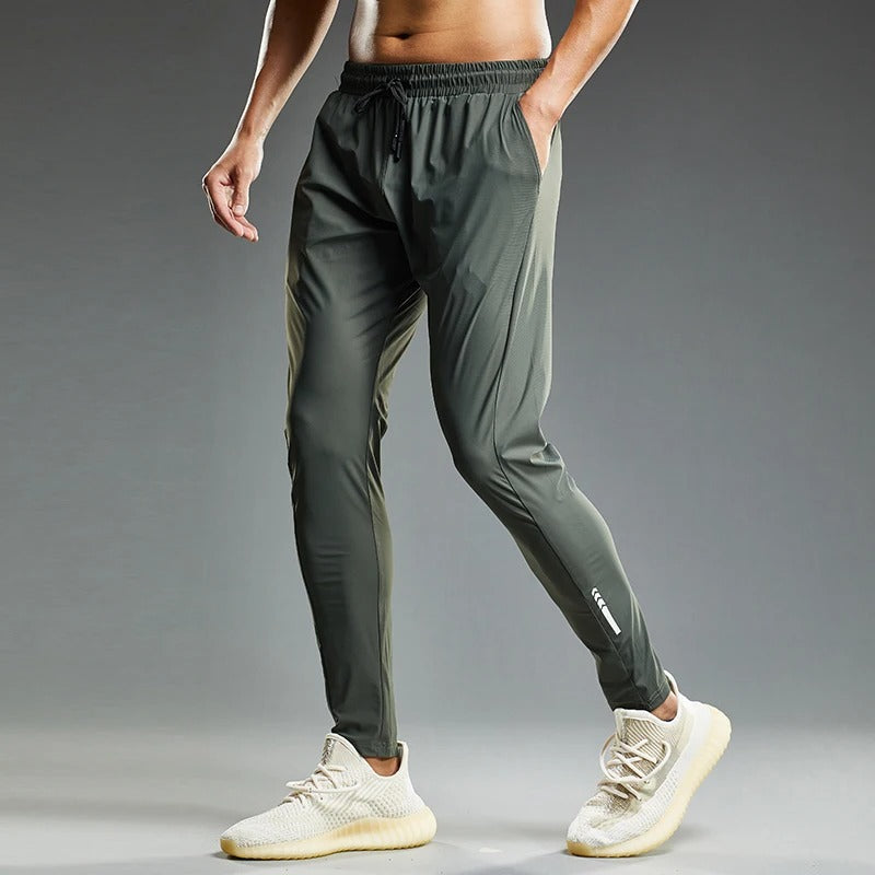 Ung mann slapper av i moderne, komfortable joggebukser. Perfekte bukser for hverdag, fritid og stil.