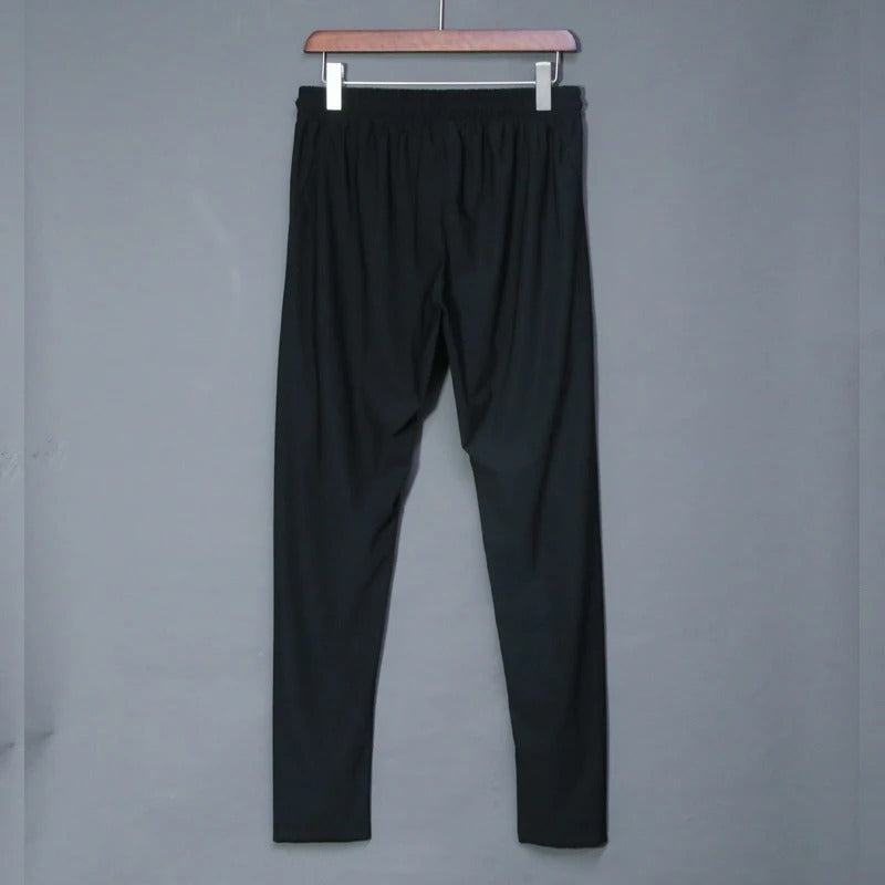 Mann jogger ute i fleksible, komfortable joggebukser. Perfekt for trening, aktivitet og sporty menn.