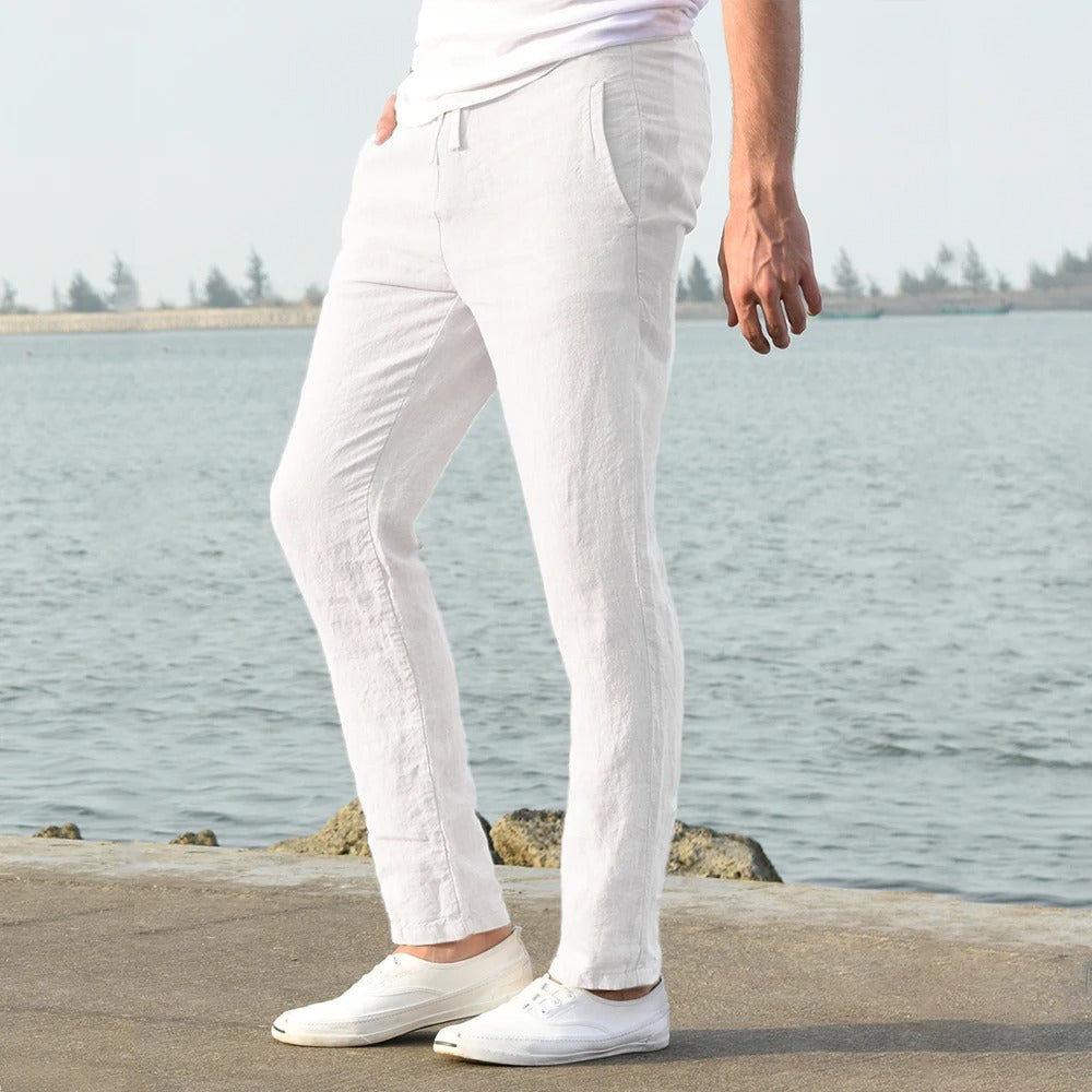 Sidestilt avbildning av avslappede herrebukser. Komfortbukser med snøring for menn i casual stil.