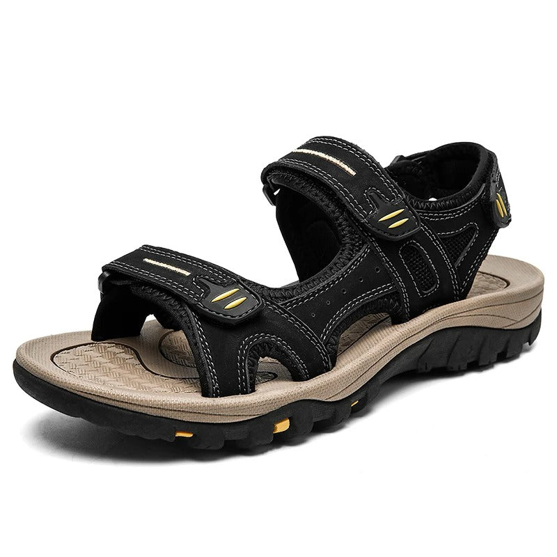Menns komfortable sandaler på fot, klare for sommerens eventyr, reise og avslappet fritid. Godt fottøy.