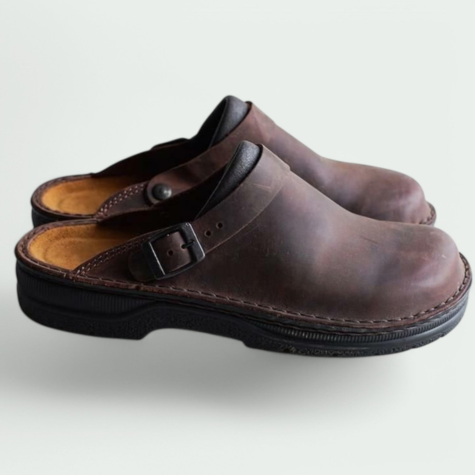 Klassiske svarte herresandaler med åpen hæl. Komfortable fottøy for menn, stilige sandaler for hverdag.