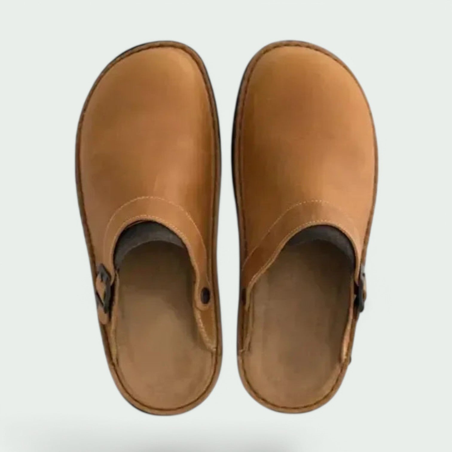 Elegante mørk brune herresandaler. Komfortable sandaler med åpen hæl for menn, allsidige til sommerfest.