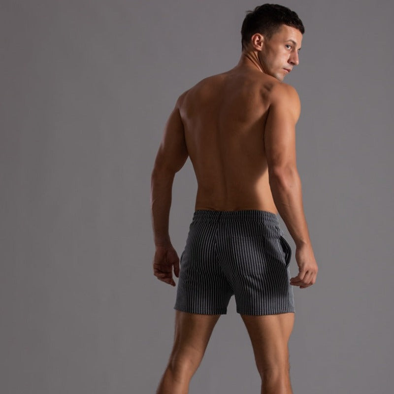 Tidløse herreshorts i lett stoff, perfekt for en avslappet sommerstil. Komfortabel passform for menn.