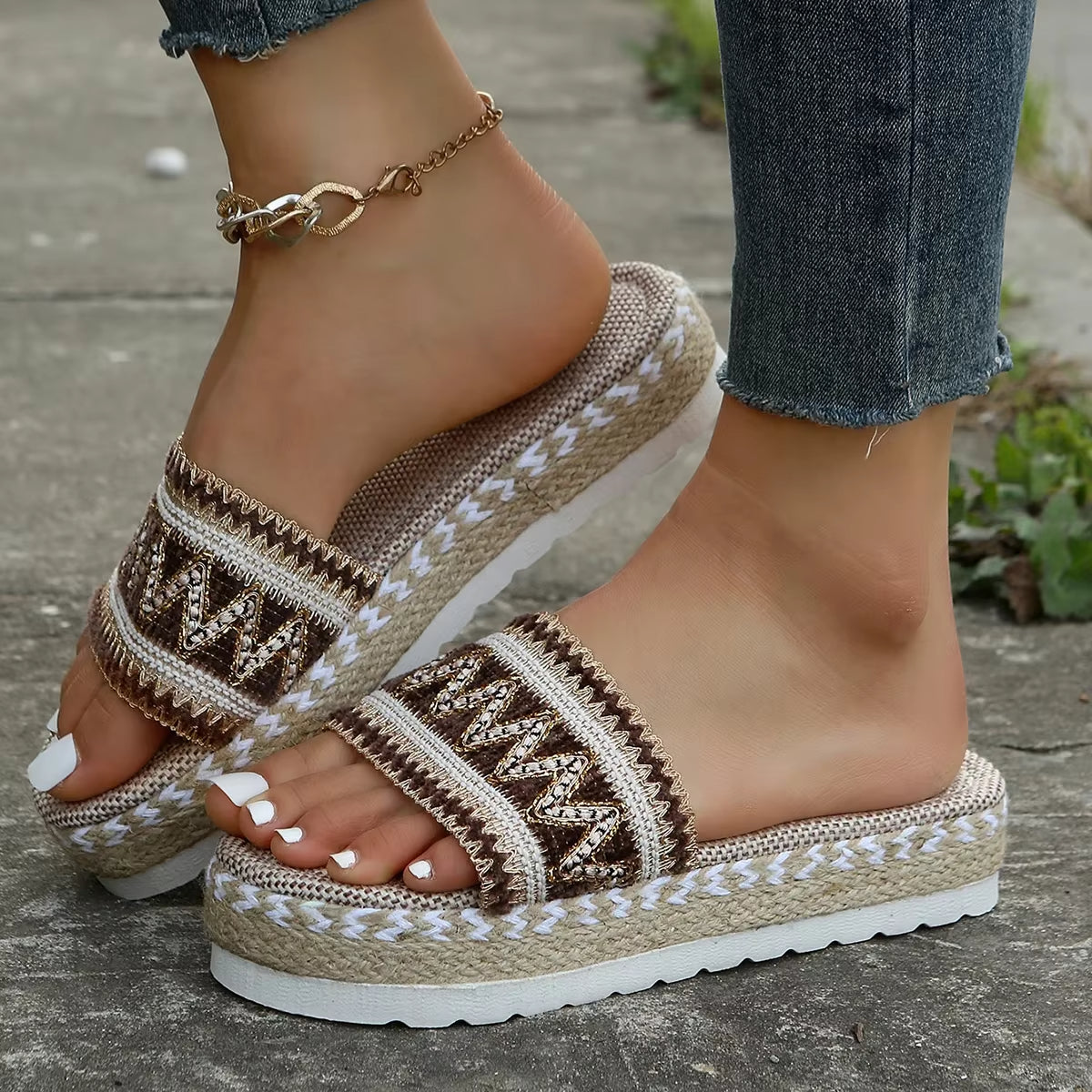Lette kvinnesandaler med elegant vevd overdel, gir suveren komfort og støtte for lange sommerdager.