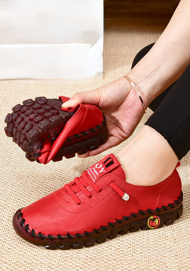 Detaljbilde av sålen på ortopediske dame loafers, viser sklisikker og støttende design.