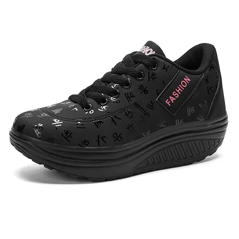 Stilige hverdagssko: plattformsneakers med kilehæl for damer, snøring og optimal komfort.