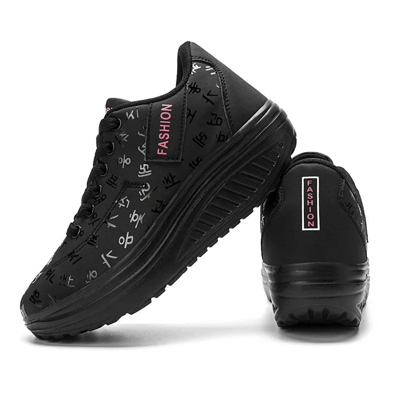 Stilige damesko: hvite plattformsneakers med kilehæl og snøring, trendsettende komfortsko.