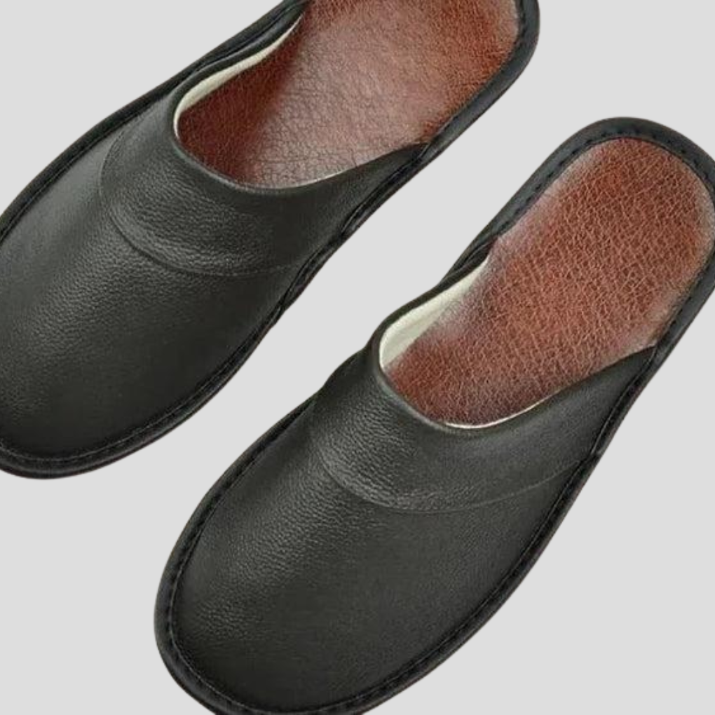 Slip-on herresandaler til menn: Praktiske innesko for lett påkledning. Ideelle casual fritidssko hjemme.
