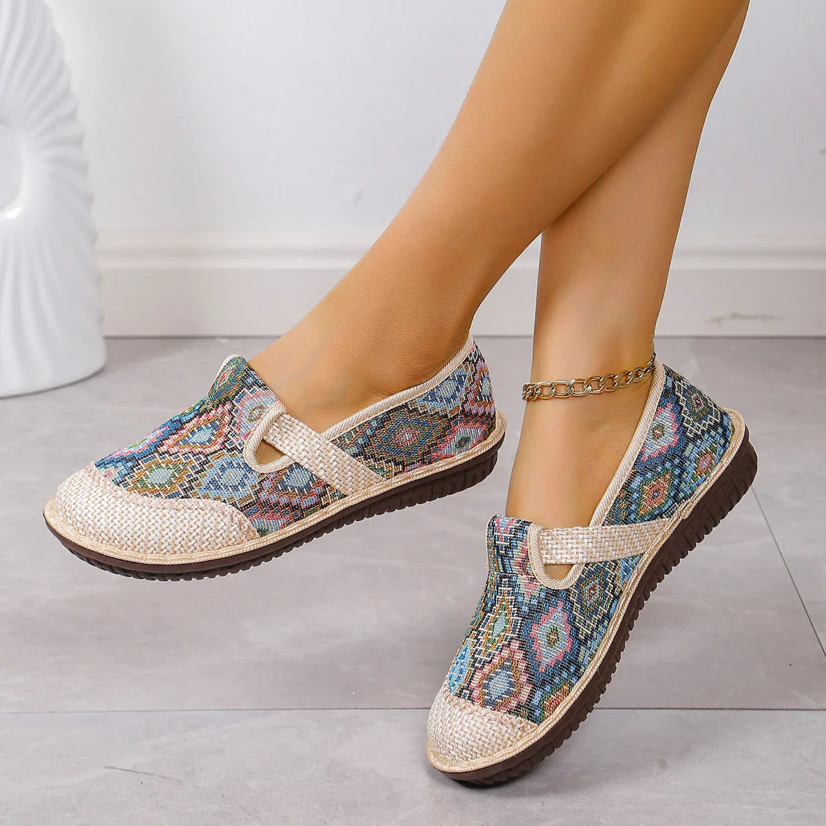 Enkle å ta på slip-on herresko, gir lett komfort for sommer og fritid.