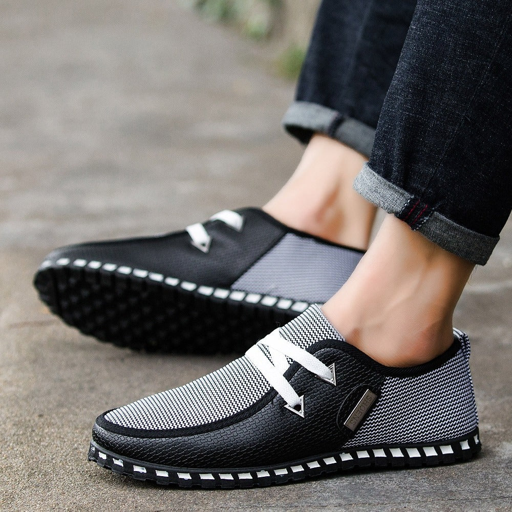 Komfortable sorte slip-on herreloafers med slitesterk såle, ideell for kjøring og lange dager.