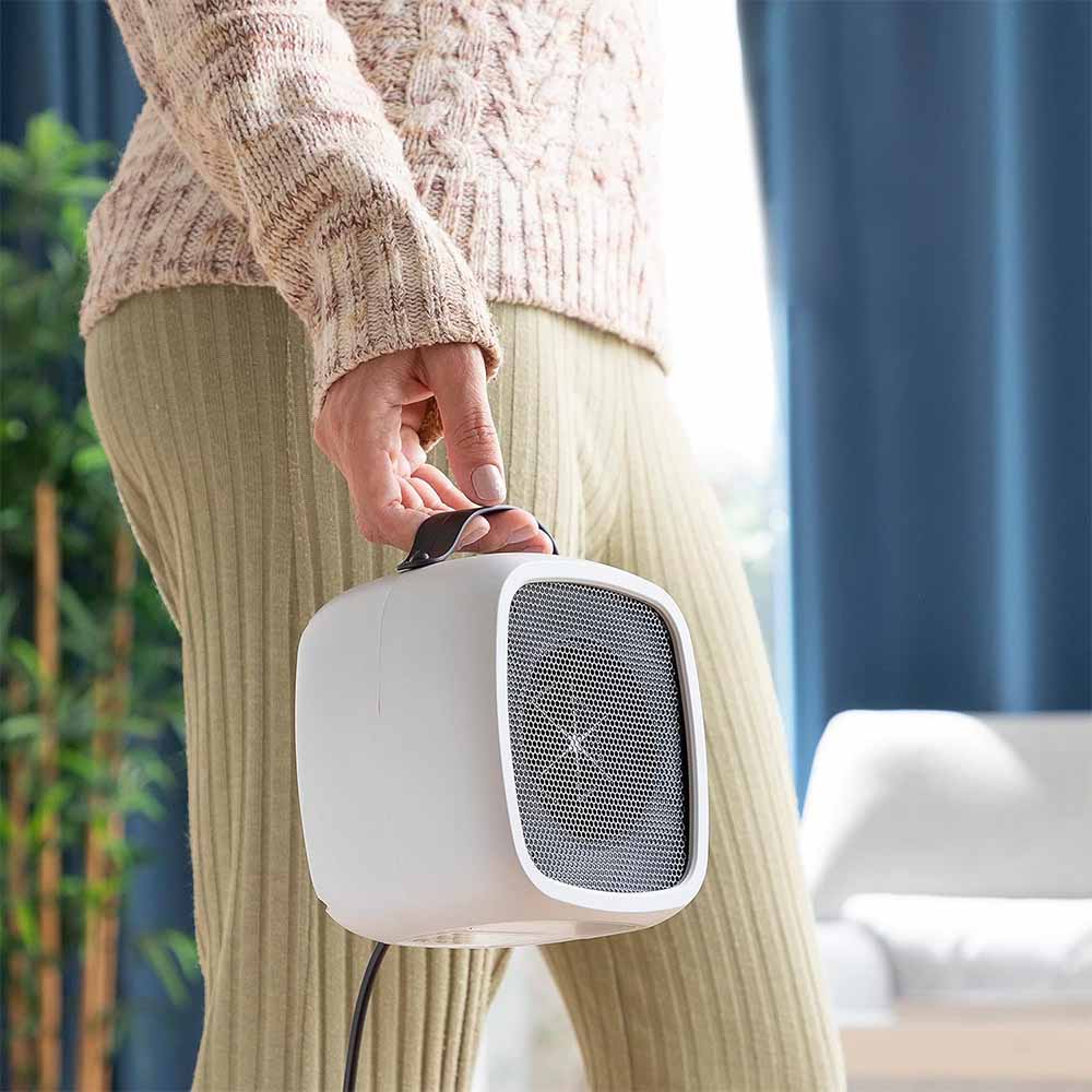 Liten elektrisk varmer, perfekt som skrivebordsvarmer, med sikker og energieffektiv varme til kontoret.