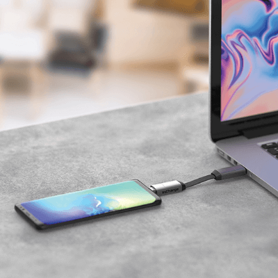 6-i-1 USB-lader med universelle tilkoblinger for lading og dataoverføring av mobil og annen elektronikk.