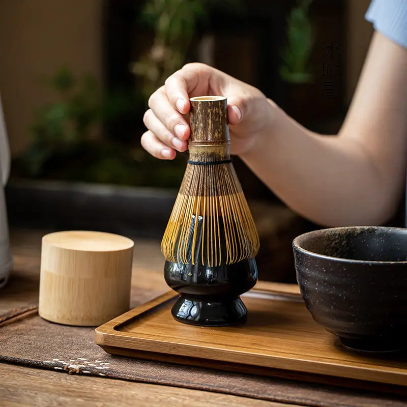 Elegant matcha-gavesett for te-elskere, inkludert bambusvisp og keramisk bolle til ritual.