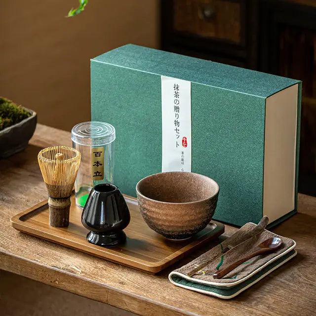 Høykvalitets matcha-tilbehør i bambus og keramikk; ideelt for å brygge ekte japansk matcha.