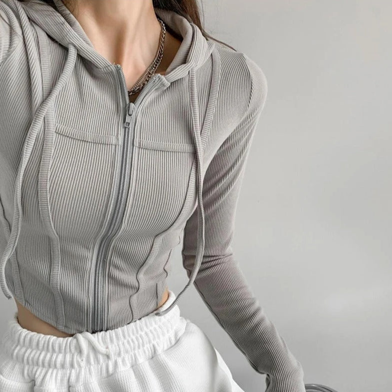 Kort dame hettegenser med glidelås i vintage stil. Perfekt for lag-på-lag og sporty look.
