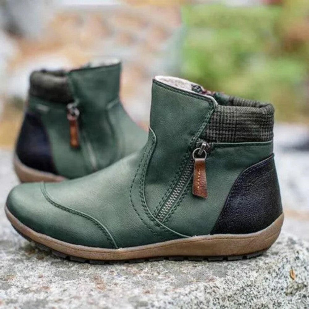 Elegant kvinne går i trendy, vannavstøtende korte damestøvler på en urban høstdag.