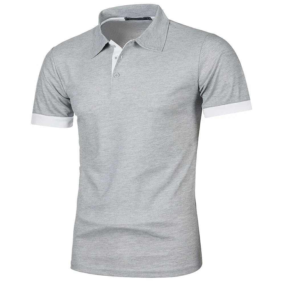 Behagelig og stilig herre polo med kortermet design. Attraktive kontrastfarger for en moderne look.