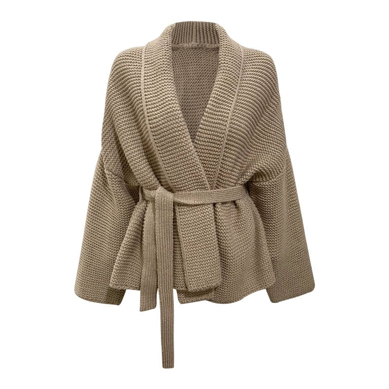 Koselig chunky strikket oversized damecardigan i midtlengde, perfekt for lagpålag om høsten og vinteren.