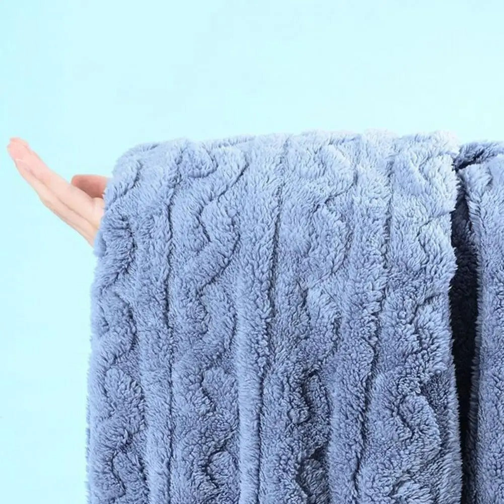 Modell iført løs og komfortabel kvinnepyjamas. Todelt sett for avslapning og hjemmekos.