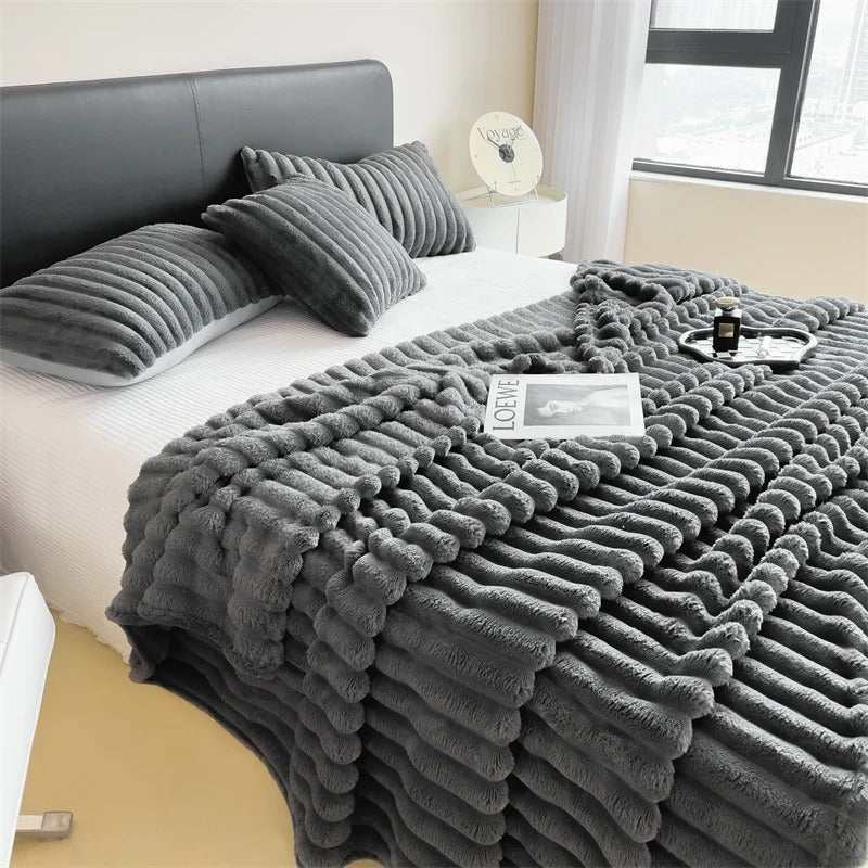 Koselig pledd med tykke striper, mykt og varmt teppe for sofa eller seng. Hjemmeinnredning.