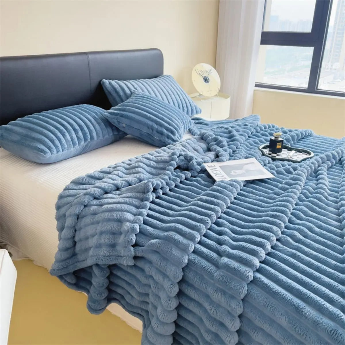 Mykt og varmt koseteppe, perfekt for hygge; tykke striper i beroligende farger for hjemmet.