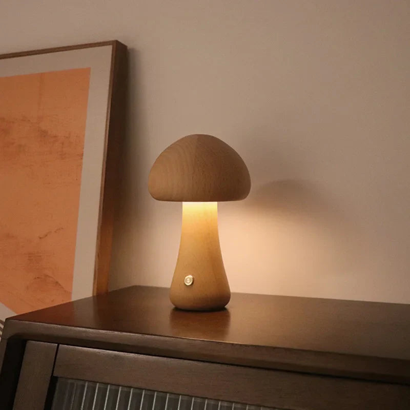 Trygg LED-nattlampe for barn i soppform. Gir et beroligende stemningslys på barnerommet.