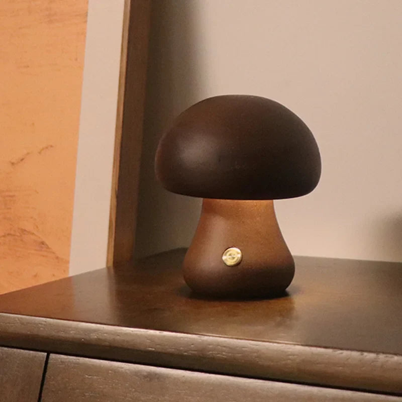 Detalj av sopp nattlampe med berøringskontroll. Enkel å justere for barn, gir fint LED-lys.