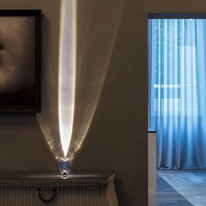 Stilfull krystall nattlampe som interiørdekorasjon. Denne LED-lampen gir varmt lys og er en flott gaveidé.