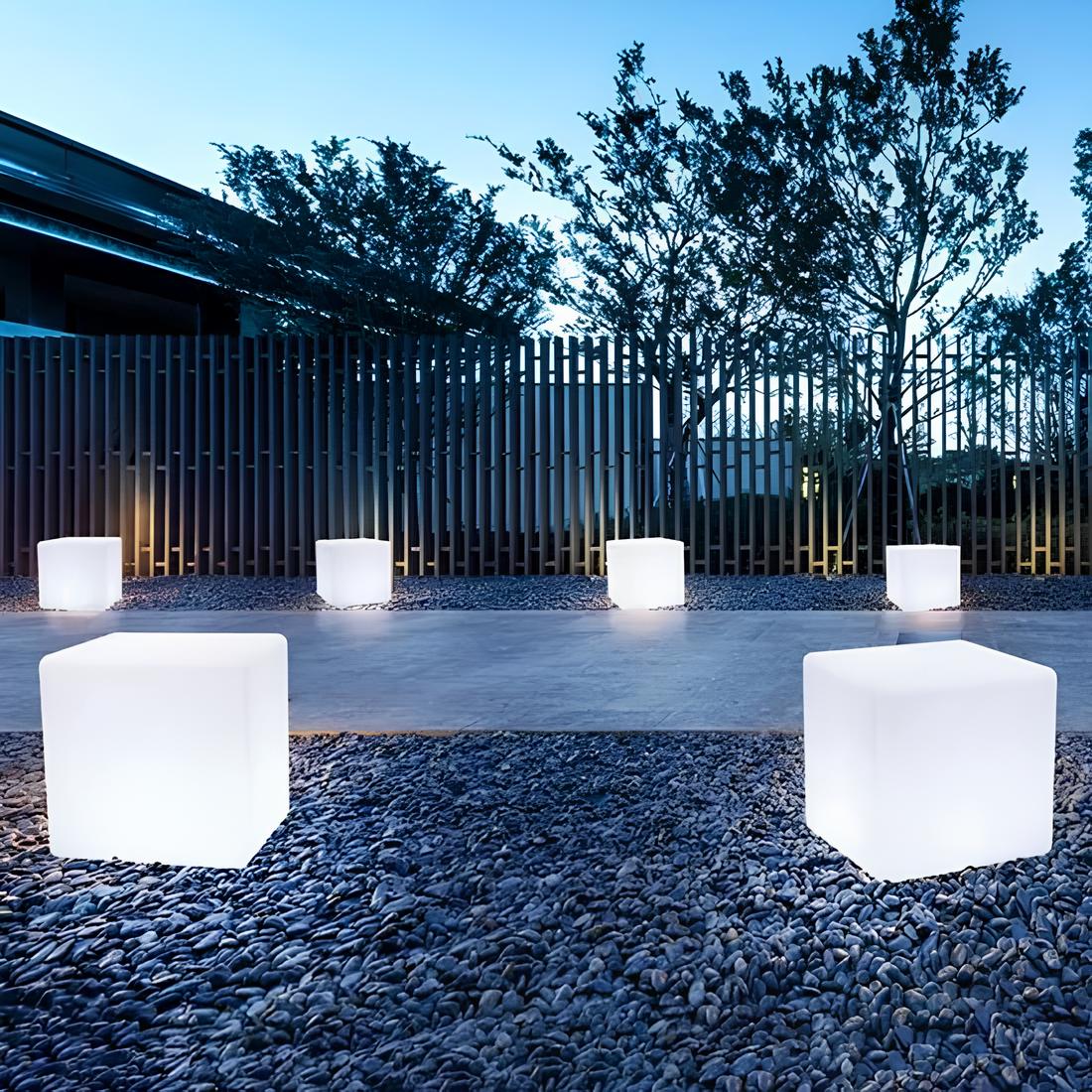 Moderne kubeformet LED lampe for terrassebelysning. Flerfarget lys skaper stemning i hagen.