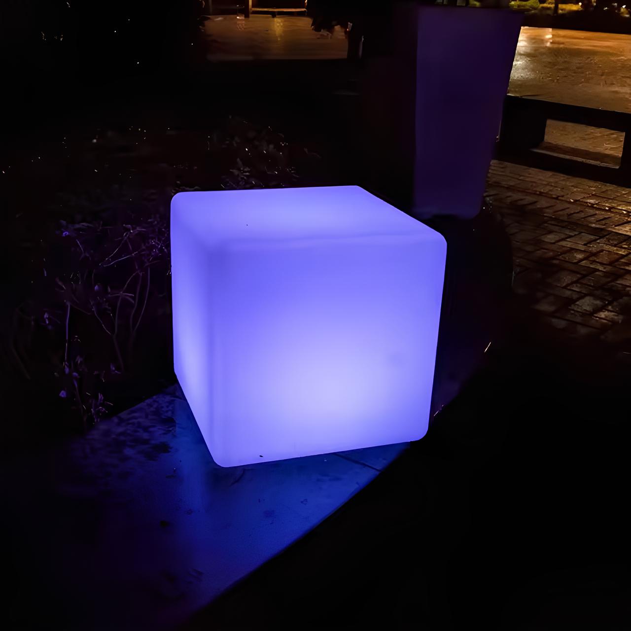 Flerfarget kubeformet LED lampe med fjernkontroll for å velge mellom 16 farger. Stemningslys utendørs.