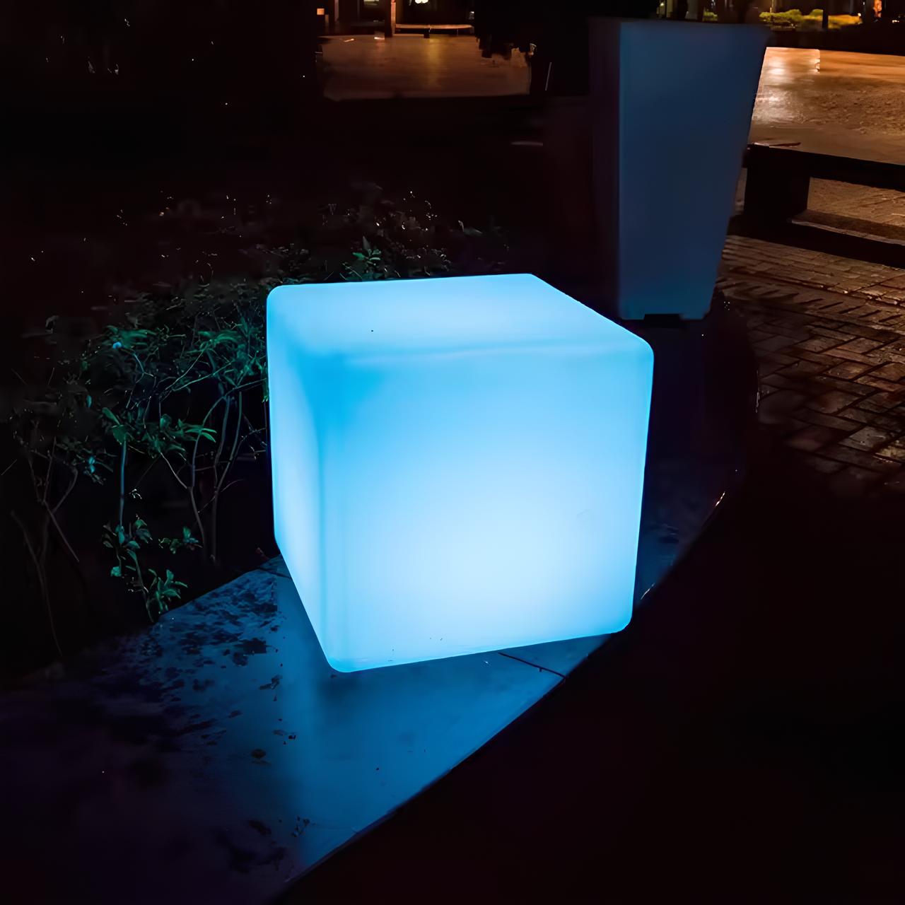 En kubeformet utendørs lampe som et trådløst stemningslys. LED belysning med 16 farger for alle anledninger.