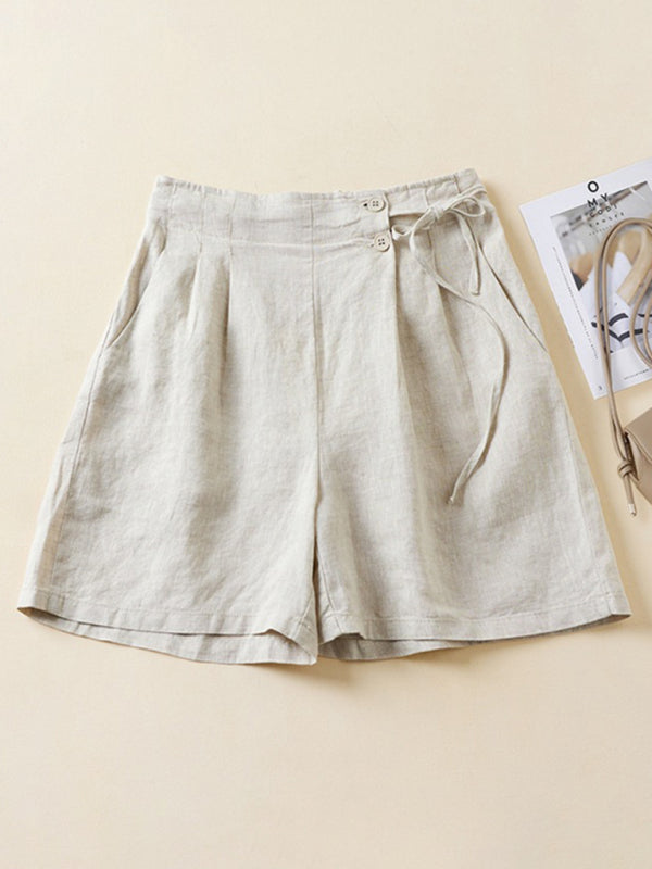 Modell iført avslappede kvinne baggy shorts. Ideelle fritidsshorts og sommershorts med komfortabel passform.