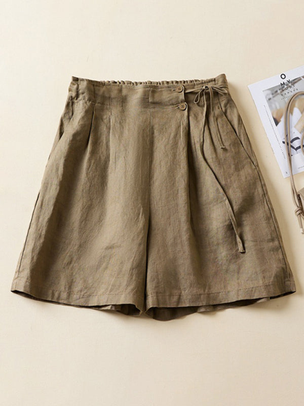 Detaljbilde av kvinne baggy shorts med løs passform. Trendy dameshorts, perfekt som sommershorts for kvinner.