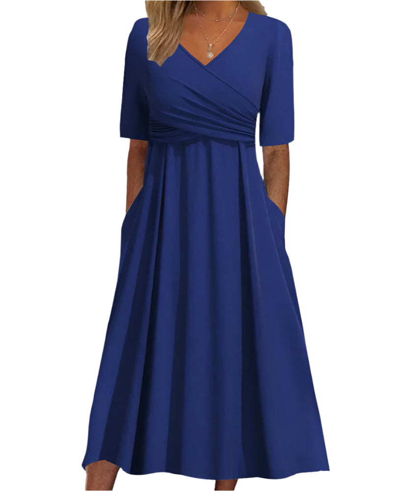 Kvinne crossover midikjole med moderne design for en elegant og tidløs stil. Perfekt hverdagskjole.