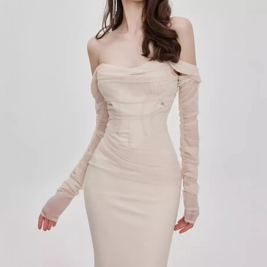 Langermet off-shoulder havfruekjole i mesh for kvinner. Elegant figurnær festkjole til spesielle anledninger.