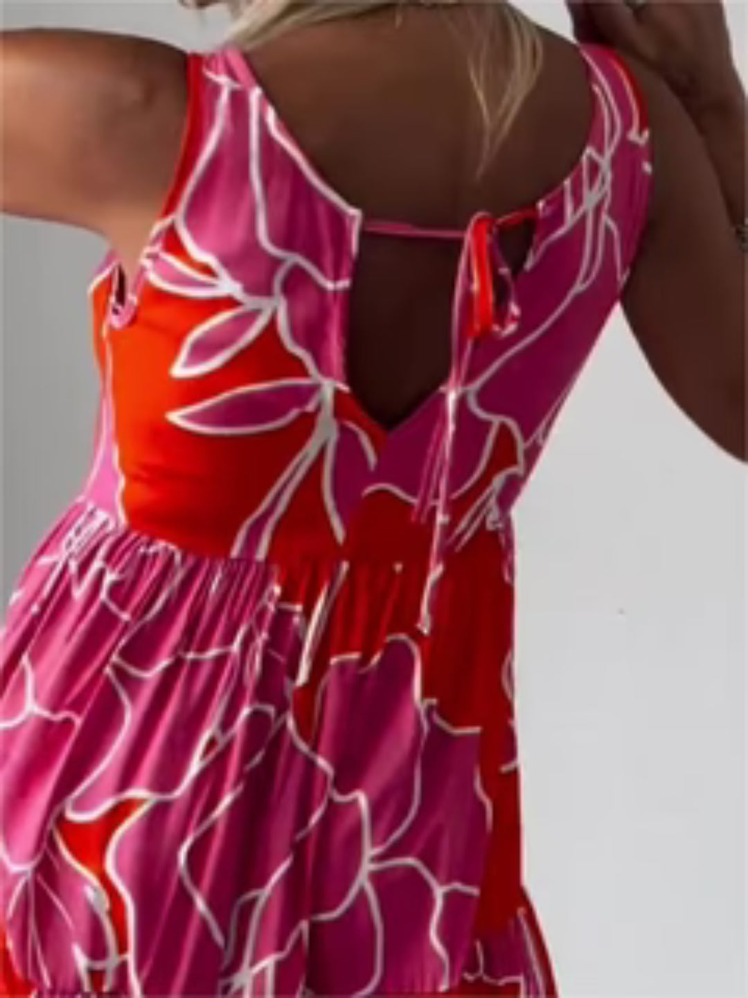 Feminin blomstertrykk kjole for kvinner. Elegant og komfortabel stil, ideell som fest- eller sommerkjole.