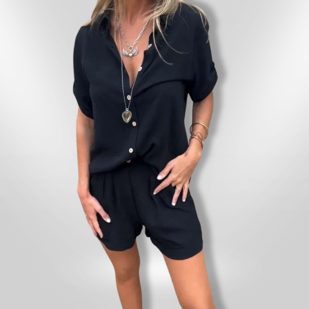 Allsidig kvinne sommersett med kortermet skjorte og shorts, perfekt for uformelle sommerdager eller feriereiser.