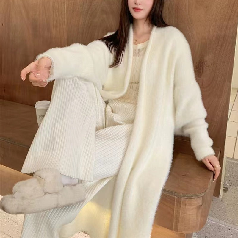 Bakside av lang, oversized strikket cardigan for kvinner. Ideell for avslappet hverdagsstil, lagpålag om vinteren.