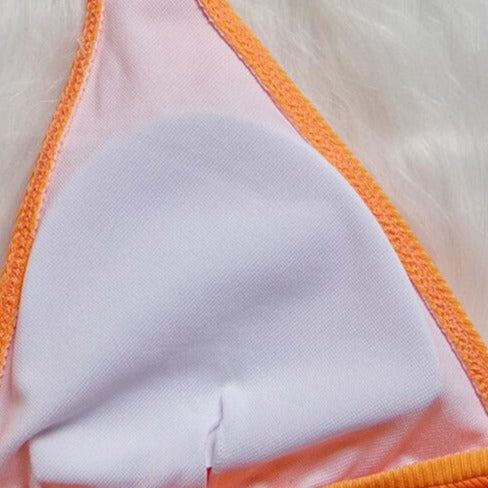 Chic blomsterbikini for kvinne, rød med mønster. Hurtigtørkende og trendy badetøy for ferie og strand.