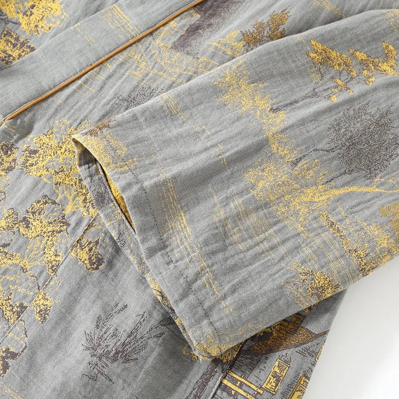 Nærbilde av det unike akvarellmønsteret på kvinne kimono pyjamassett. Et kunstnerisk preg for komfortabelt nattøy.