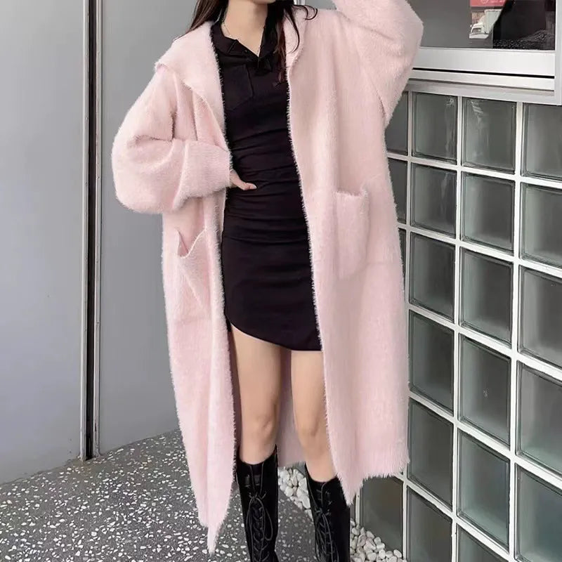 Lang damecardigan med hette og åpen front, ideell for lagdeling. Komfortabel oversized stil for kvinner, høst/vinter.