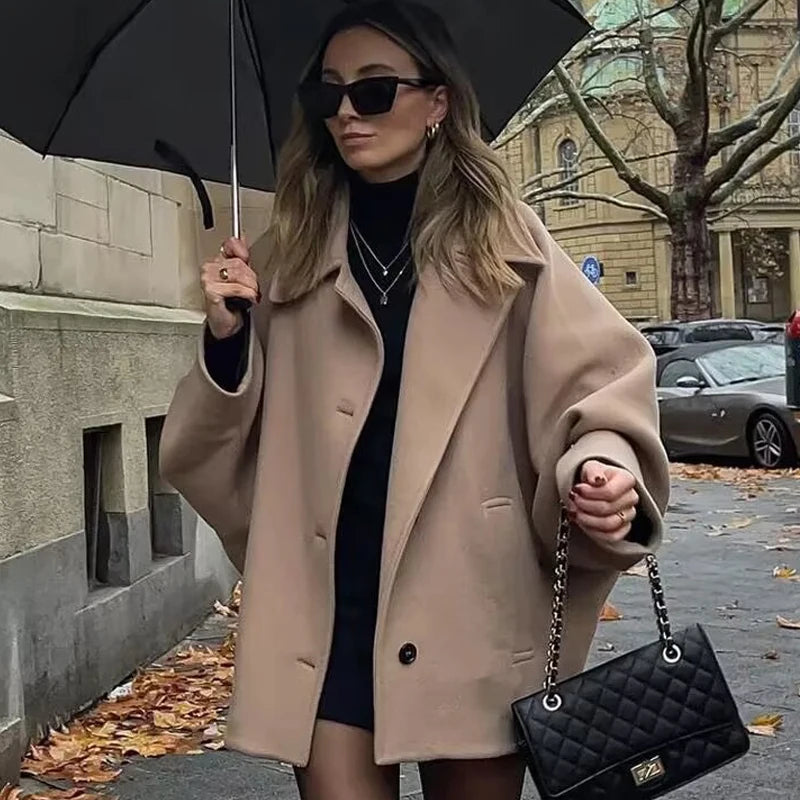 Komfortabel damefrakk, oversized vinterjakke med knappelukking for hverdag og elegant vinterstil.