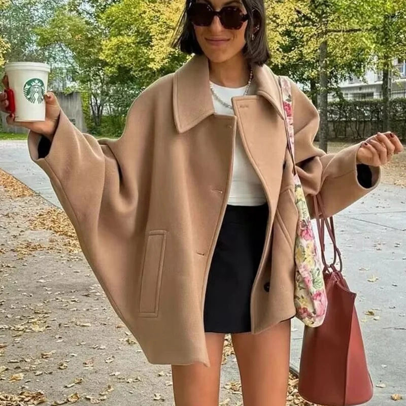 Elegant oversized dame vinterfrakk med lange ermer, praktisk knappelukking for en varm og trendy look.