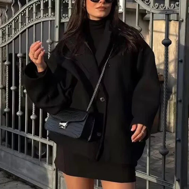 Stilfull oversized vinterfrakk for kvinner, med lange ermer og knapper. Komfortabel og varm for kaldere dager.