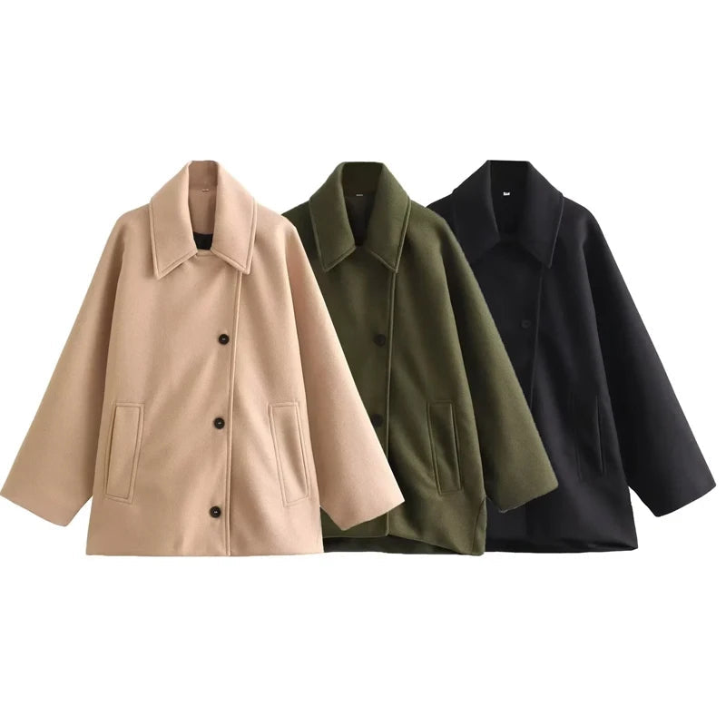 Klassisk oversized damefrakk med knappelukking. Langermet design gir en elegant og varm vintermote.