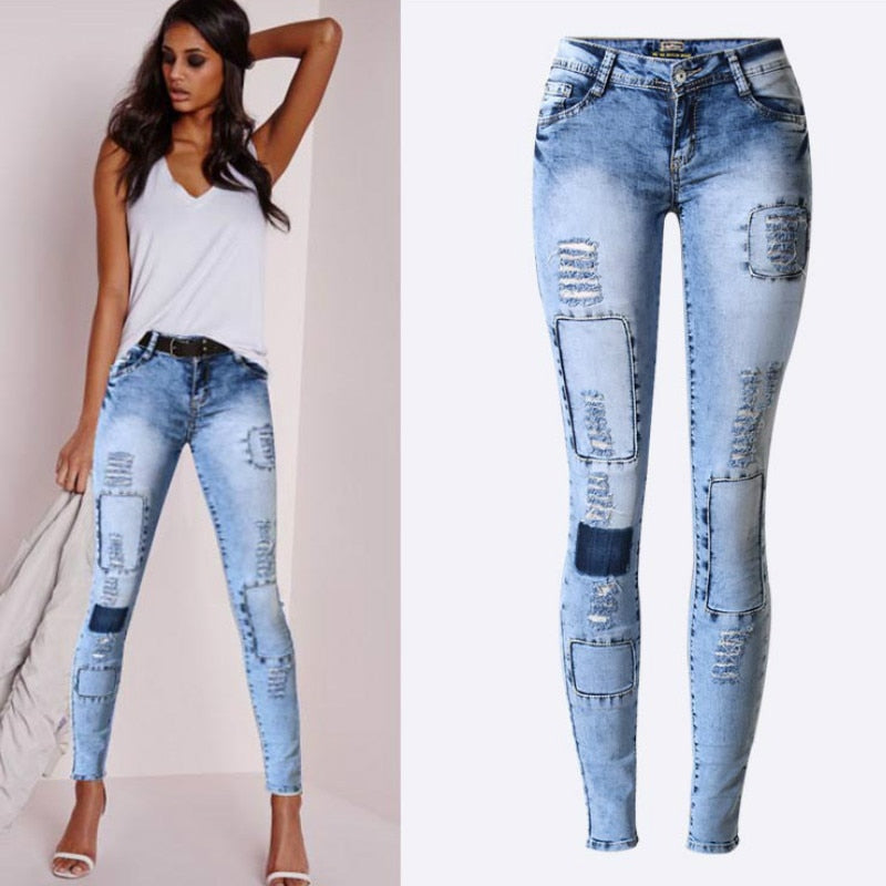 Slimfit damejeans med høy midje, viser flatterende passform og tidsriktig stil for kvinneklær.
