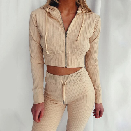 Kvinne sporty tracksuit med moderne design, allsidig sett for vår og sommer.