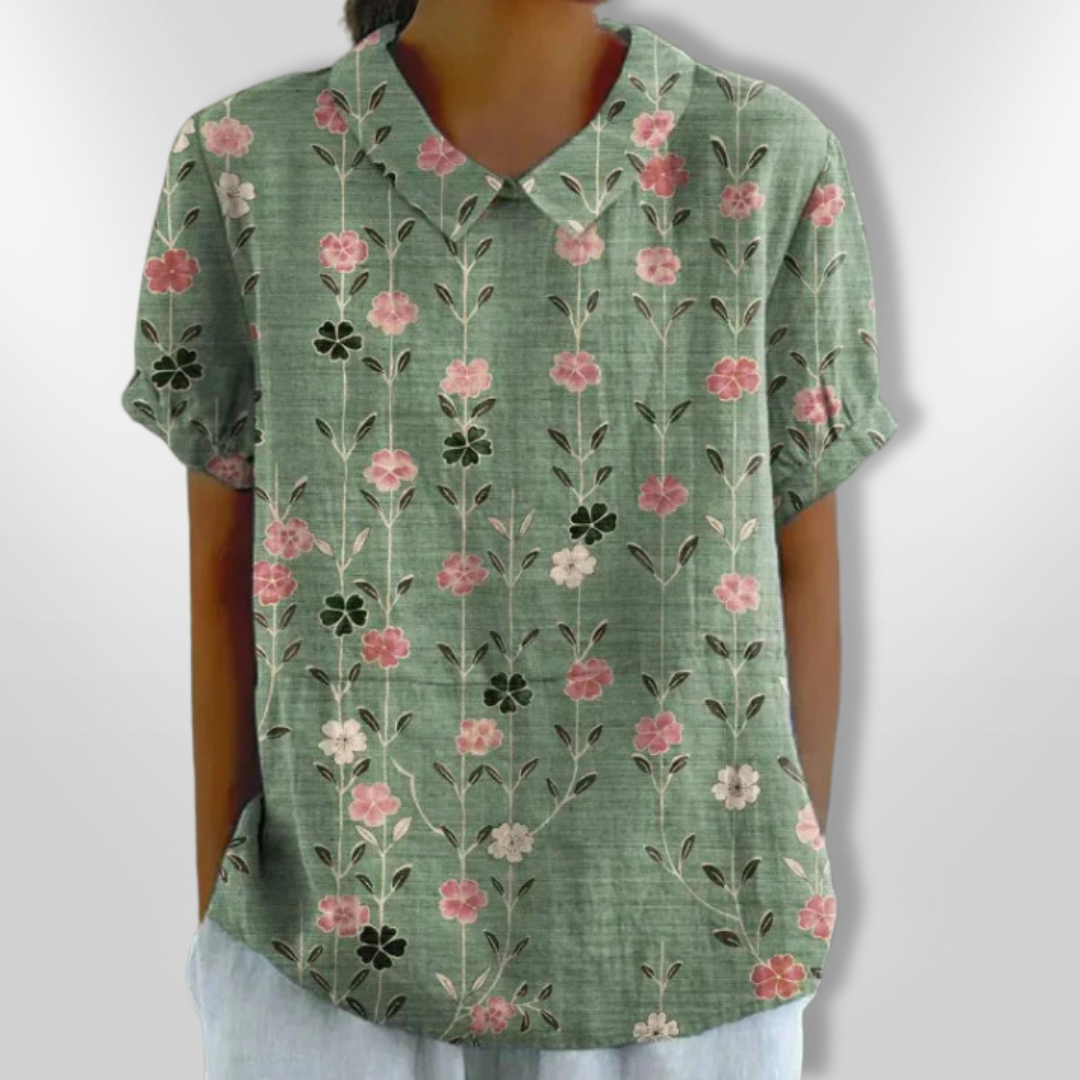 Elegant kvinnebluse med vakkert blomstermønster og behagelig løs passform. Kortermet vår/sommerbluse.