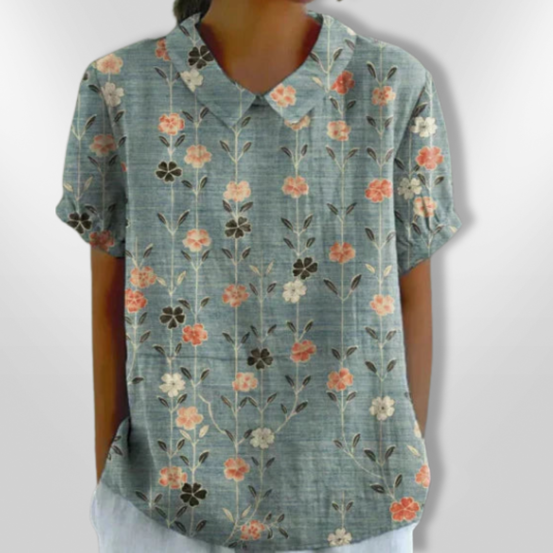 Bakside av løs passform damebluse med blomstertrykk. Komfortabel og stilfull for vår og sommer.