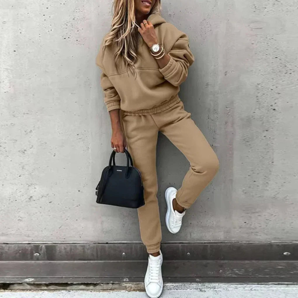 Stilfull dame vinter tracksuit. Varm og komfortabel fritidstøy for en aktiv hverdag. Matchende sett dameklær.